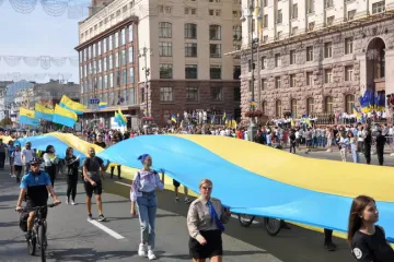 ​Самый большой флаг Украины пронесли по центру Киева
