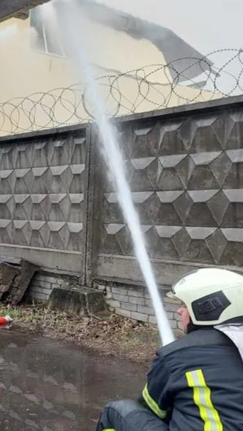 ​Київ: рятувальники ліквідували пожежу у 2-поверховій будівлі