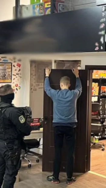 ​У Києві викрили угруповання, яке продавало наркотики під виглядом магазину брендового одягу