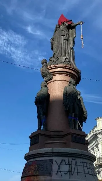 ​На пам'ятник Катерині II в центрі Одеси надягнули червоний ковпак ката, а на руку повісили зашморг
