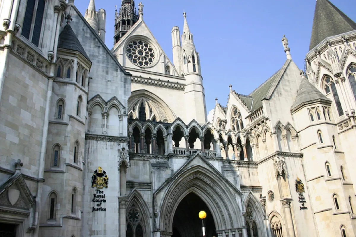 Суд Лондона расширил всемирный арест активов Коломойского и Боголюбова