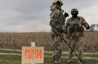 Українські сапери розміновують території на лінії зіткнення в рамках підготовки до контрнаступу, пише The Washington Post
