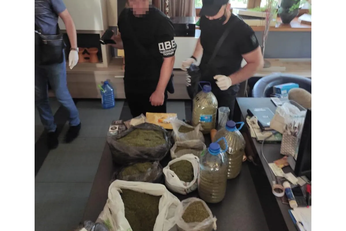 На Дніпропетровщині поліція вилучила у наркозбувача понад 14 кг канабісу