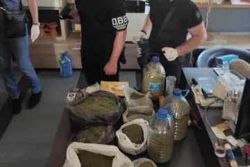 ​На Дніпропетровщині поліція вилучила у наркозбувача понад 14 кг канабісу