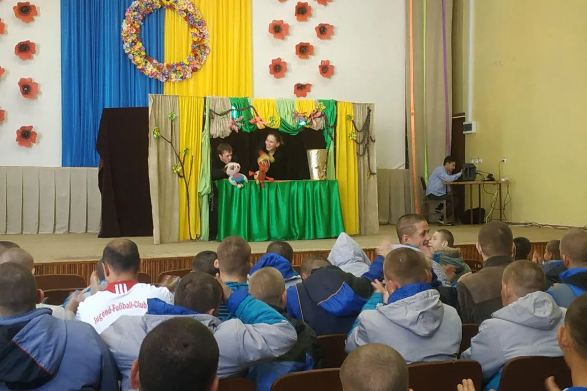 Студенти-театрали показали виставу у Верхньодніпровському дитячому будинку-інтернаті