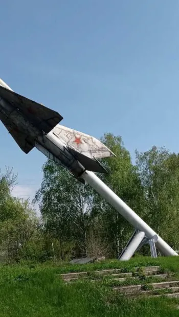 ​Російське вторгнення в Україну : «Денацифікатори» росіяни ледь не знищили радянський пам’ятник на Дніпропетровщині