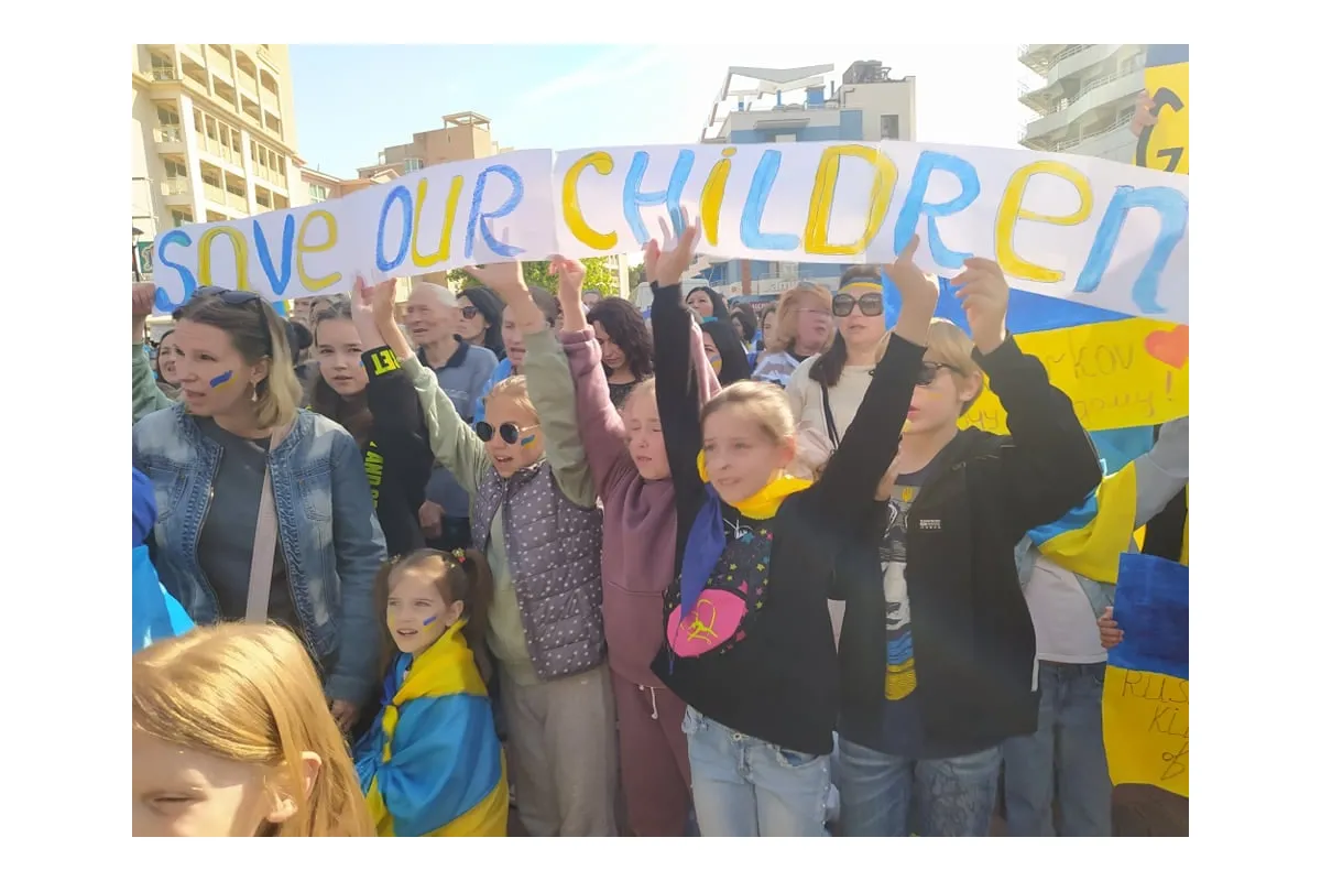 Російське вторгнення в Україну : У найбільшому болгарському курорті Сонячний Берег пройшла акція, організована українками та їхніми дітьми, які виїхали до Болгарії.