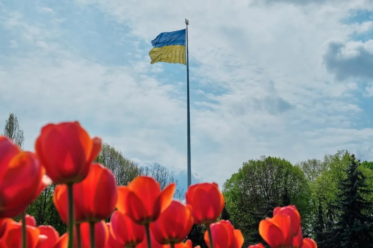 Російське вторгнення в Україну : Головний державний прапор України приспустять завтра зранку для заміни полотна на нове 
