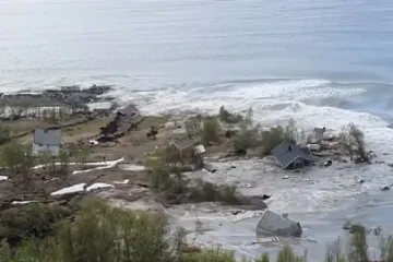 ​В Норвегии мощный оползень унёс в море 8 домов. Видео