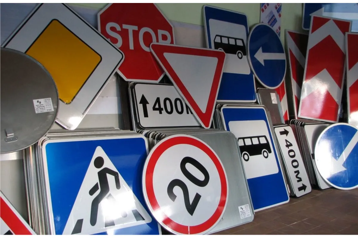 Платная дорога, место для зарядки и минимальная скорость. С 1 ноября в Украине изменятся дорожные знаки. ФОТО