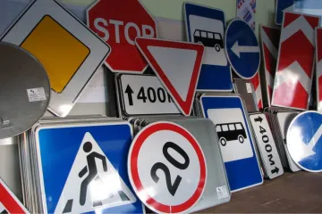 ​Платная дорога, место для зарядки и минимальная скорость. С 1 ноября в Украине изменятся дорожные знаки. ФОТО