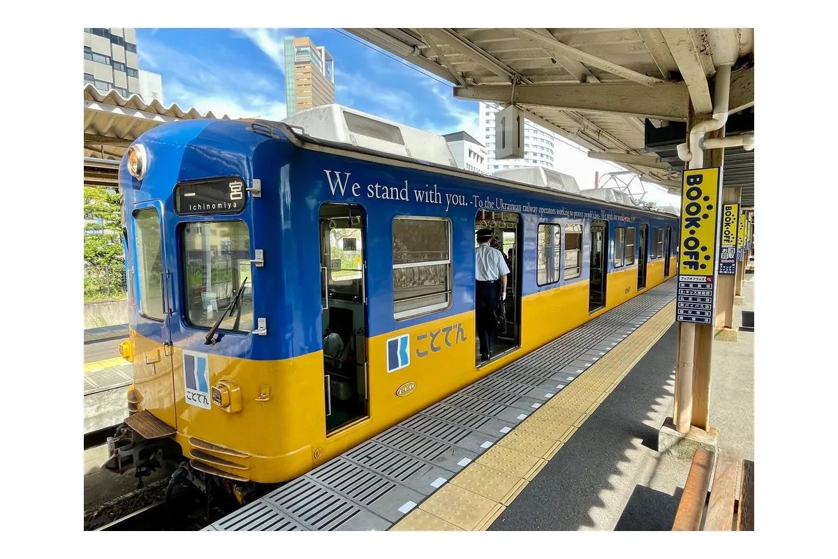 Солідарність з українськими залізничниками: у Японії курсує потяг в синьо-жовтих кольорах
