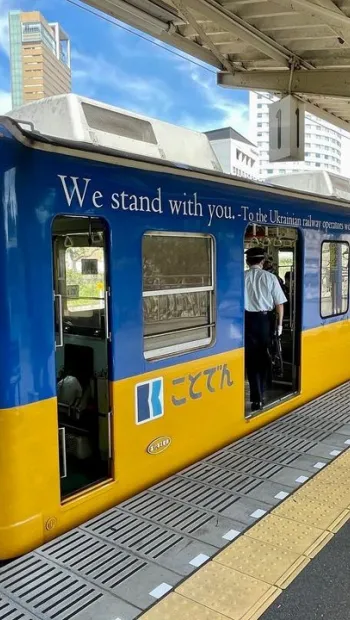 ​Солідарність з українськими залізничниками: у Японії курсує потяг в синьо-жовтих кольорах