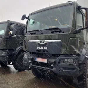 ​Сьогодні в межах допомоги через Європейський Фонд Миру в Україну прибули вантажівки-позашляховики