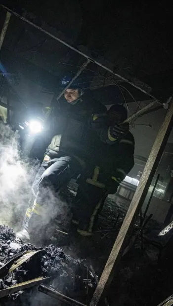 ​Кадри наслідків падіння уламків збитого вчора в Києві БПЛА