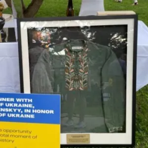 ​Вишиванку Володимира Зеленського, яку він одягав 19 травня, продано за 100 тисяч доларів на благодійному аукціоні у США