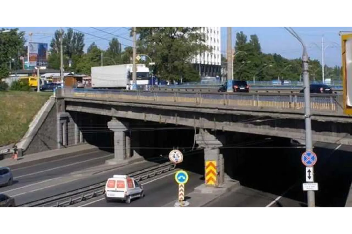 В Киеве "устал" еще один мост, кусок бетона рухнул прямо на авто 