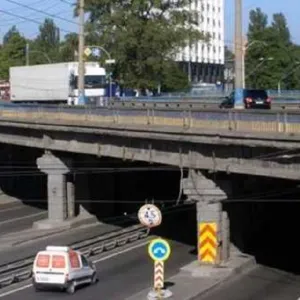 ​В Киеве "устал" еще один мост, кусок бетона рухнул прямо на авто 