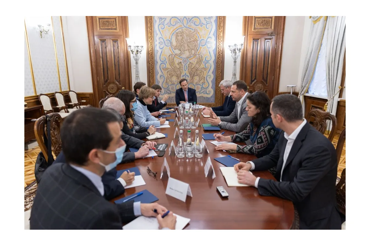 Андрей Ермак обсудил с послами G7 и ЕС ситуацию с безопасностью у границ Украины, мирный процесс по Донбассу, закон о деолигархизации и ход реформ