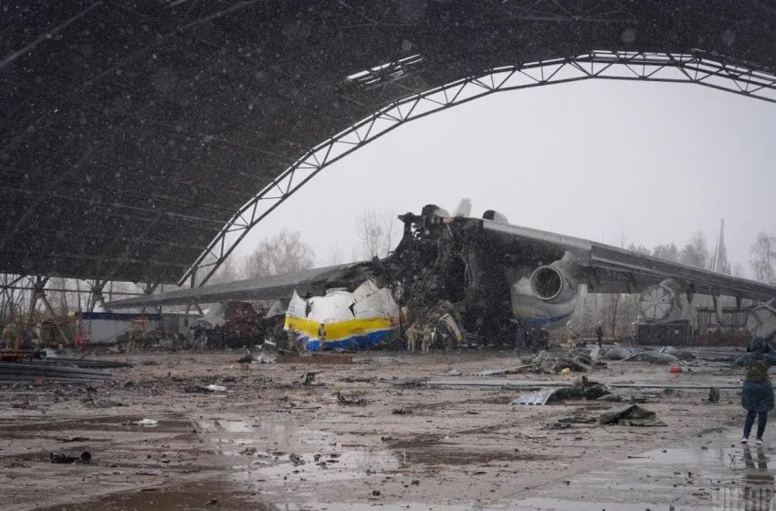Росіяни вкрали запчастини зі знищеного літака "Мрія" – полковник ЗСУ