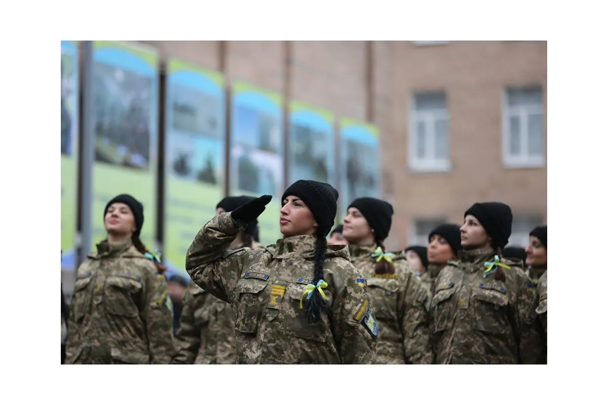 Скільки зараз жінок проходить військову службу в Україні?