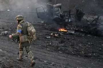 ​Російське вторгнення в Україну : У русаків в Маріуполі мінус 2 танки, склад боєприпасів та багато піхоти. 