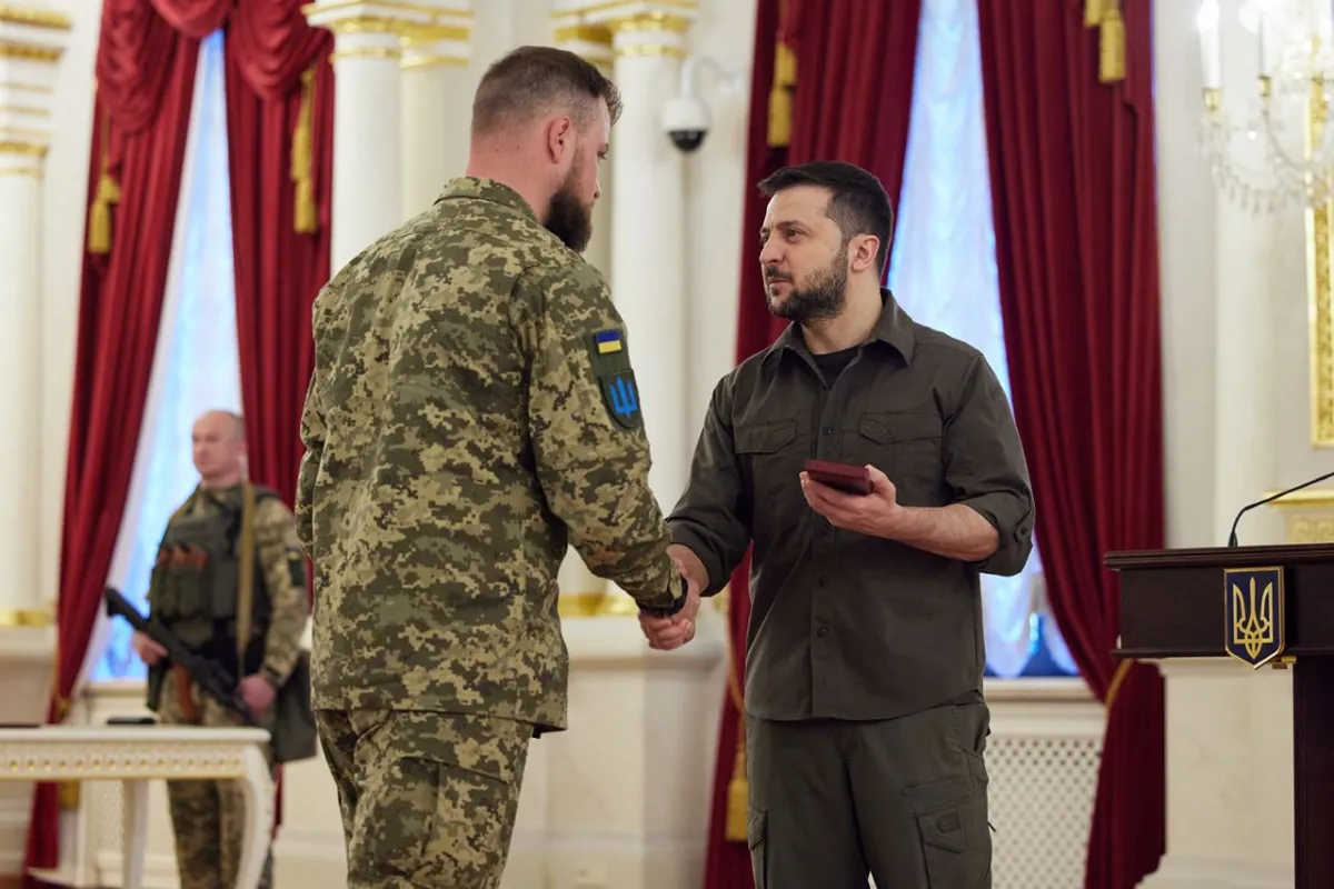 Російське вторгнення в Україну : Зеленський вручив українським воїнам нову відзнаку «Хрест бойових заслуг»