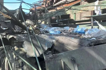 ​Російське вторгнення в Україну : Кадри 18+. «Азов» оприлюднив наслідки обстрілу росіянами евакуаційного автомобіля