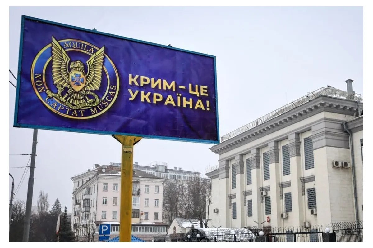 «Україна вже поряд»: у Криму та Севастополі розклеїли листівки із закликом готуватися до деокупації