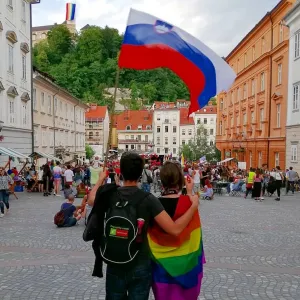 ​Словенія стала першою колишньою комуністичною країною в Європі, яка дозволила одностатевим парам одружуватися та усиновлювати дітей
