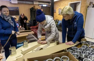 Прем'єр-міністр Естонії Кая Каллас долучилася до виготовлення окопних свічок для українських військових