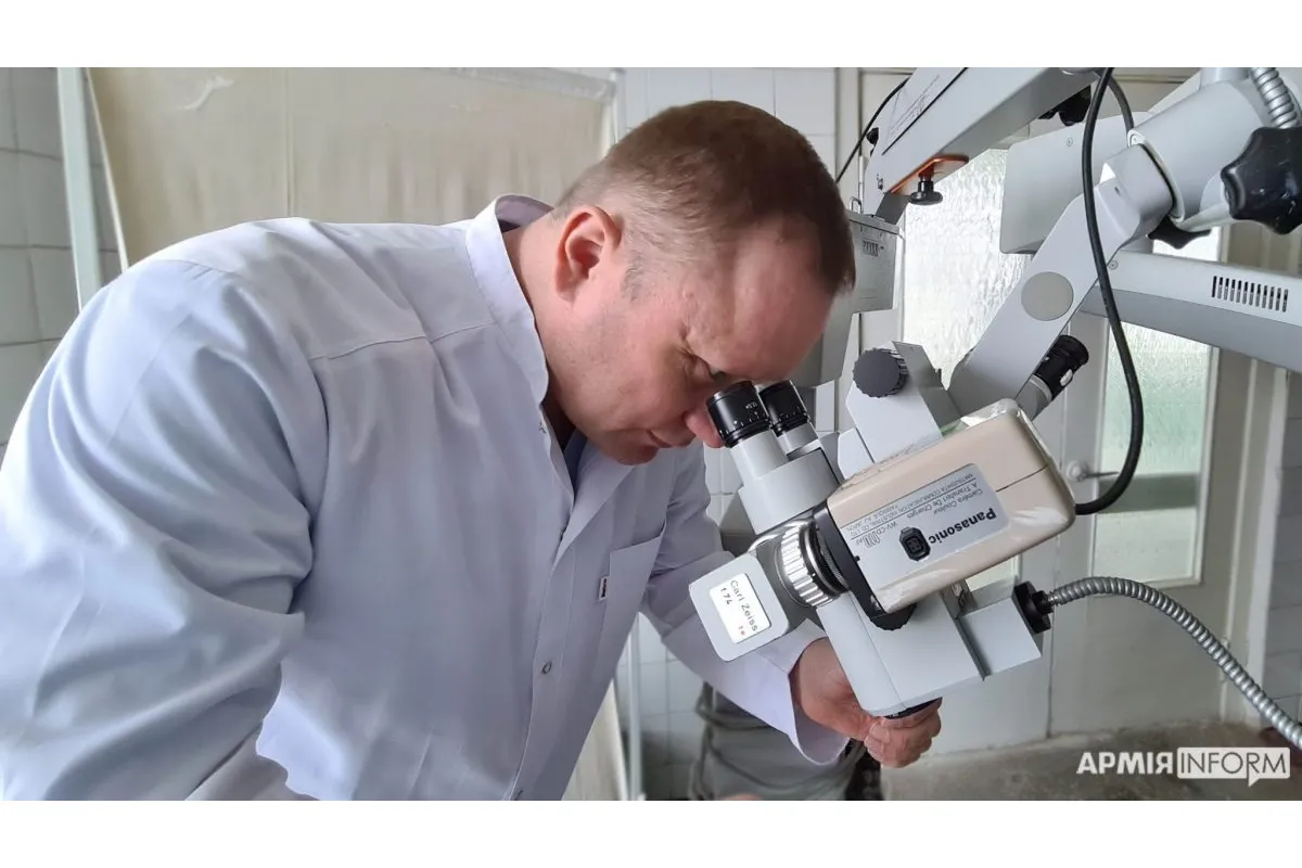 У межах проекту «Допомога Схід» українським військовим медикам було передано потужні мікроскопи
