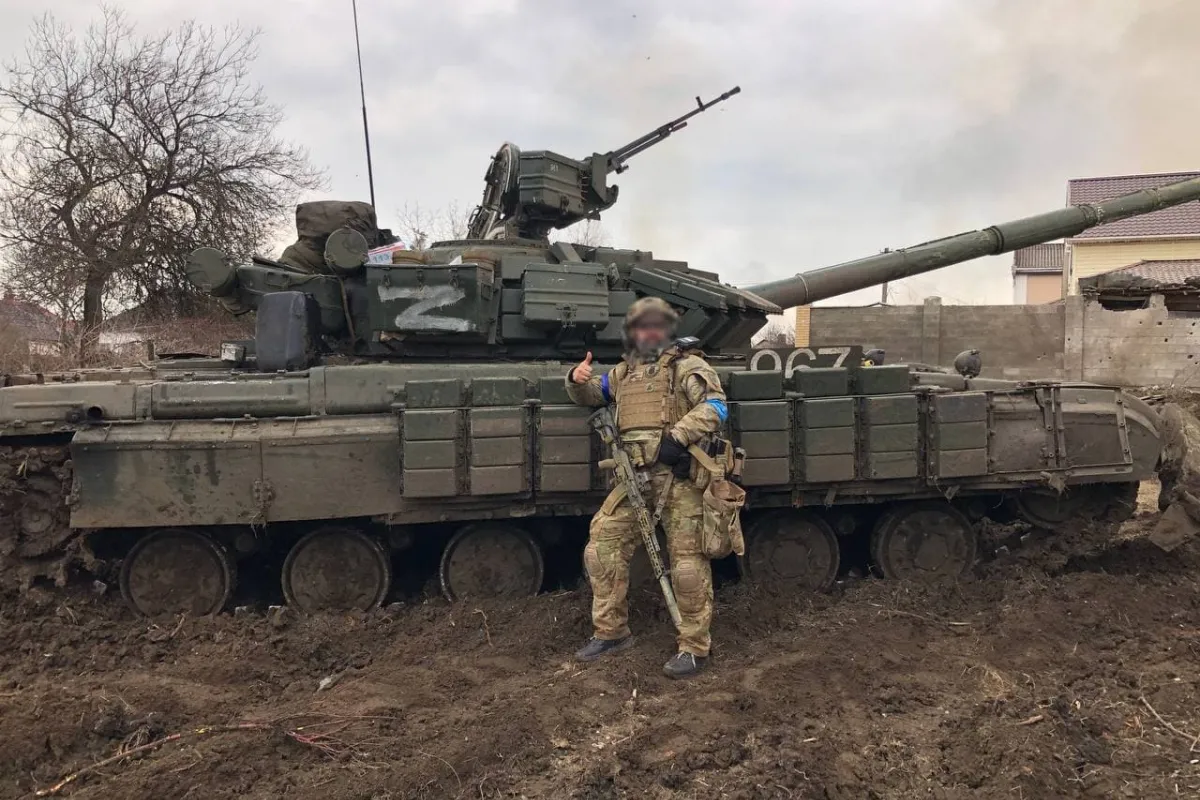 Азовці, крім того що знищили ворожу бронетехніку, ще й захопили кілька танків Т-72, які вже стали в стрій та захищають Маріуполь від російських окупантів