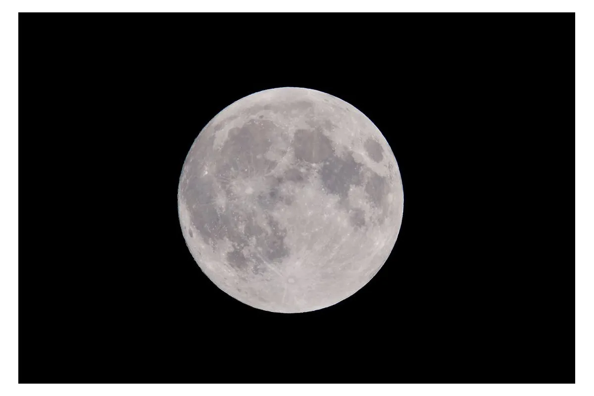 8 квітня можна спостерігати найяскравіший повний місяць