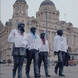​У Ліверпулі пам'ятник The Beatles нарядили у вишиванки