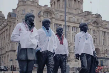​У Ліверпулі пам'ятник The Beatles нарядили у вишиванки