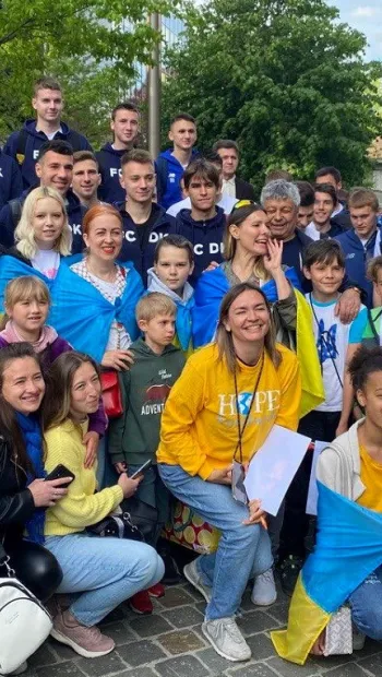 ​Зворушлива зустріч динамівців з українськими біженцями перед матчем в Швейцарії 