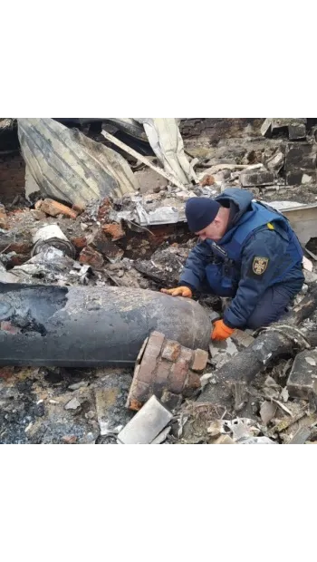 ​російська авіація завдала удару по Кізомису на Херсонщині: вщент зруйновані житлові будинки