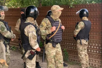 ​В Крыму российские силовики ворвались с обысками к крымским татарам