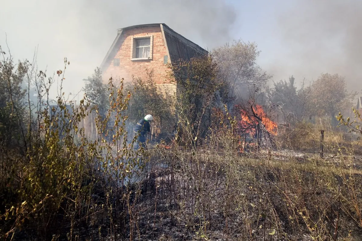 У Павлоградському районі через займання трави згоріли дачні будинки
