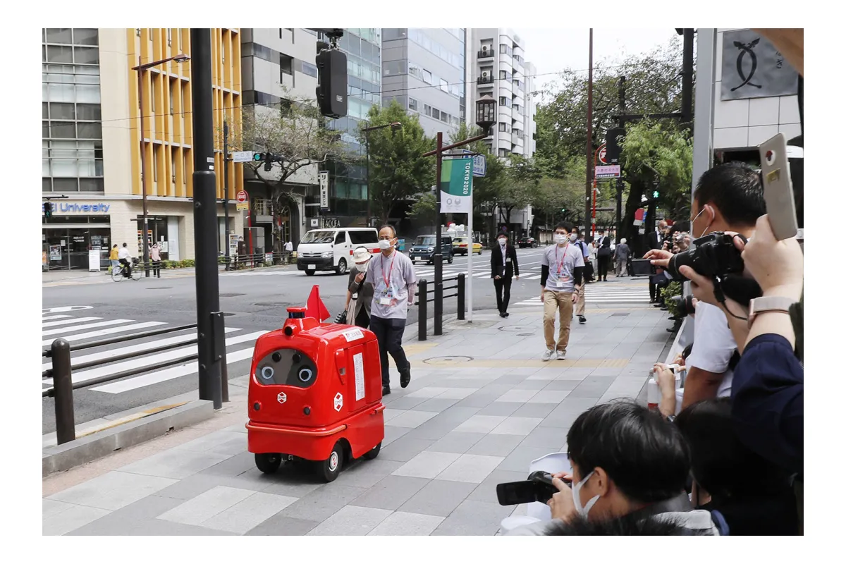 Листоношею в Японії став робот