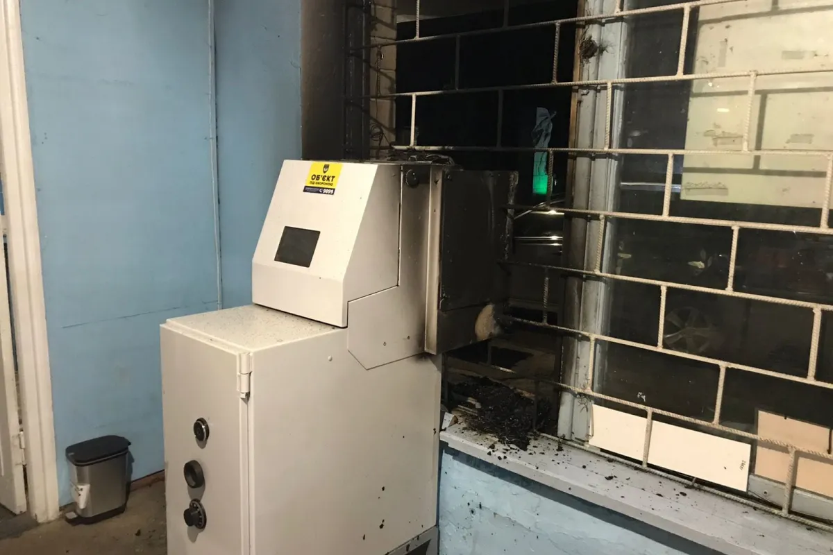 На Київщині божевільний чоловік підпалив банкомат