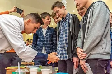 ​Дніпровський національний Університет ім О. Гончара організував фестиваль науки для учнів шкіл-інтернатів міста Дніпра