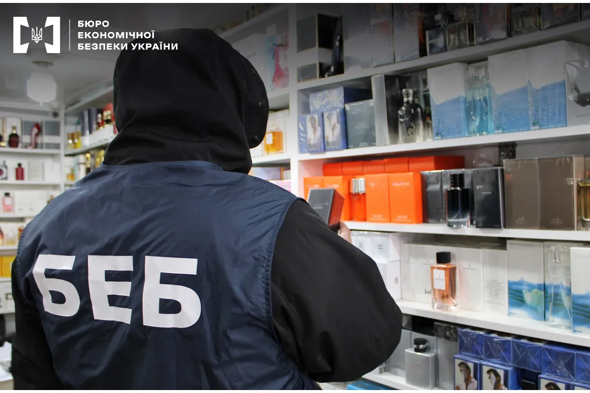 БЕБ на Одещині викрило масштабне виробництво підробленої парфумерії