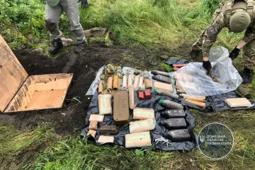 ​На Донеччині виявлено потужний схрон зброї та боєприпасів 