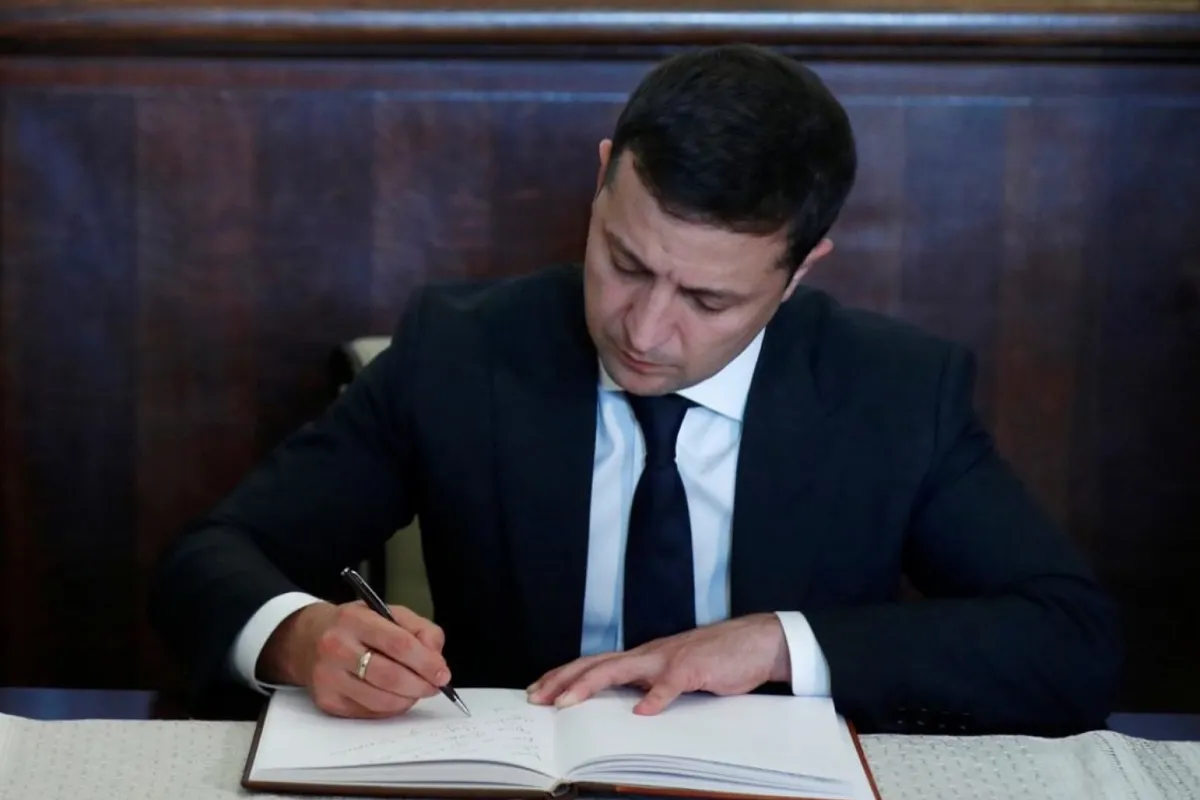Президент подписал законы о поддержке граждан и бизнеса во время карантина
