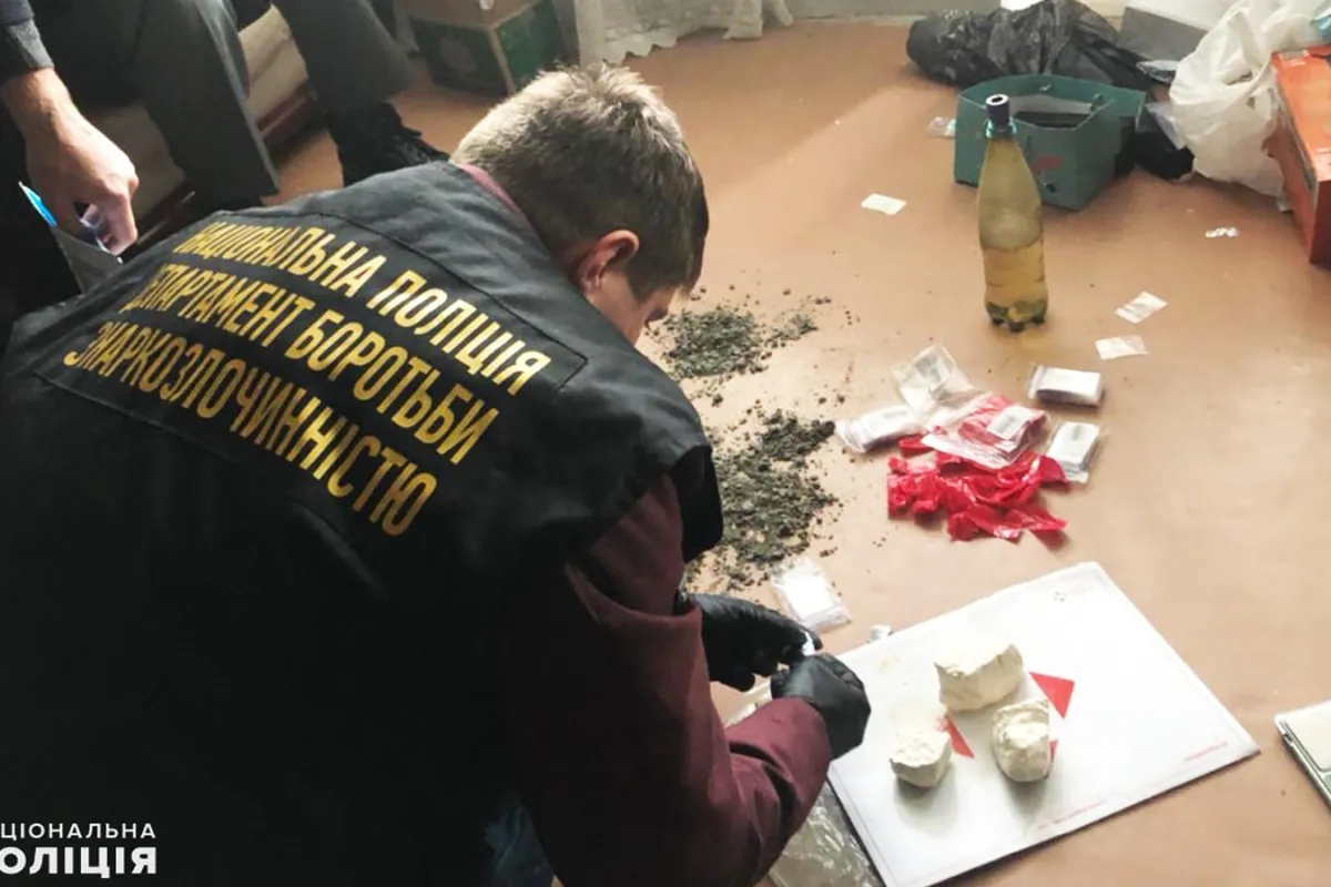 В Миколаєві заарештували пару, яка маскувала наркотики під камені