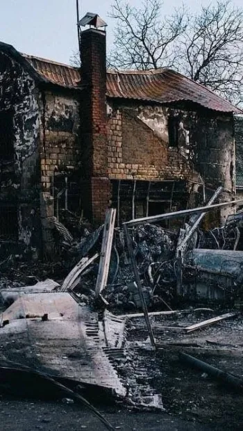 ​🔴На Осокорках впав збитий літак окупантів Су-27. Зруйновано будинок