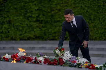 ​День Победы в Украине. Зе возложил цветы к Вечному огню, для его партии это "день скорби".