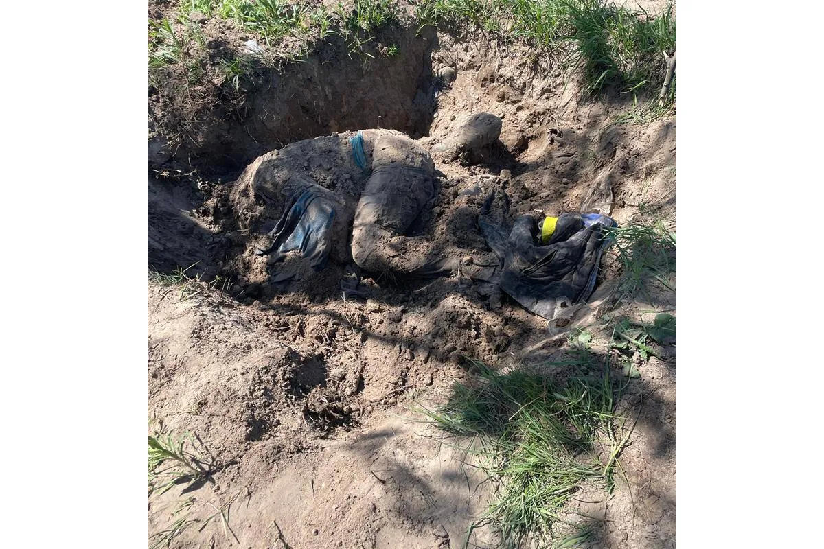 Російське вторгнення в Україну : На Київщині знайшли поховання ще трьох цивільних. Їх вбили пострілом в голову